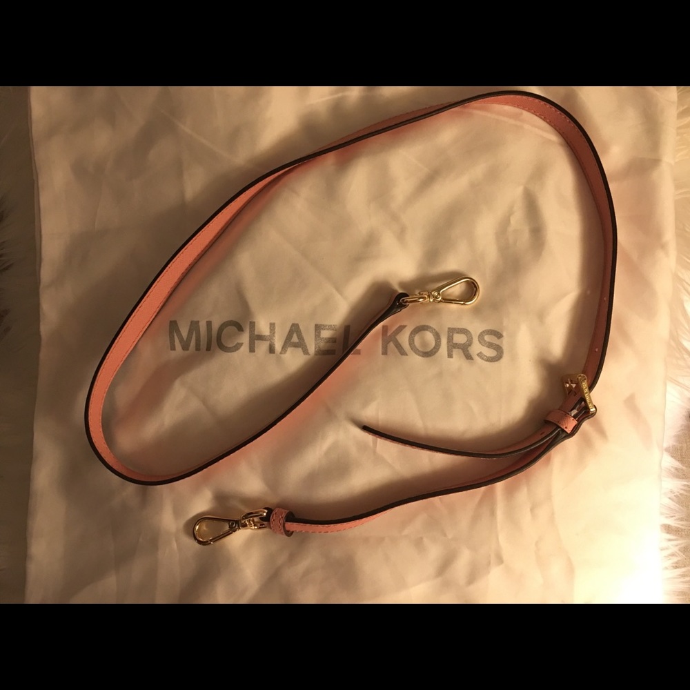 MICHAEL KORS Dillon Large Saffiano Leather Bag - Picture 7 of 7